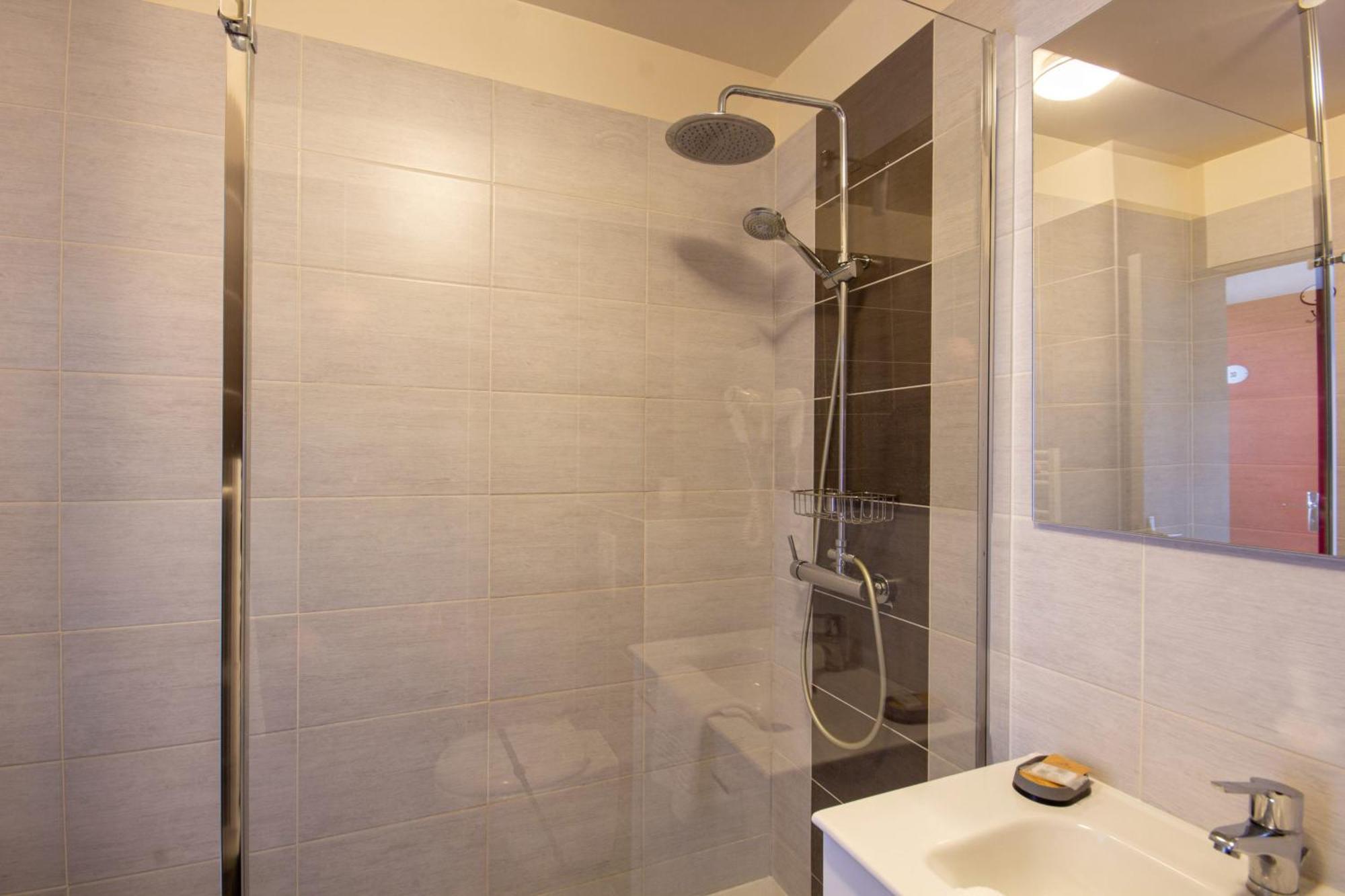 Cit'Hotel Le Commerce Saujon Bagian luar foto