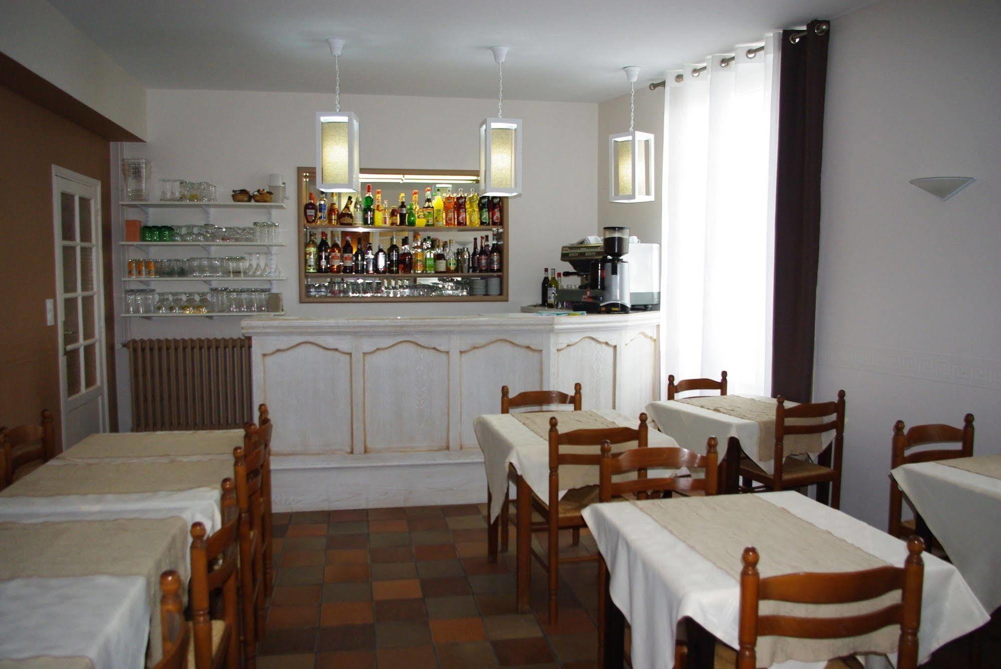 Cit'Hotel Le Commerce Saujon Bagian luar foto