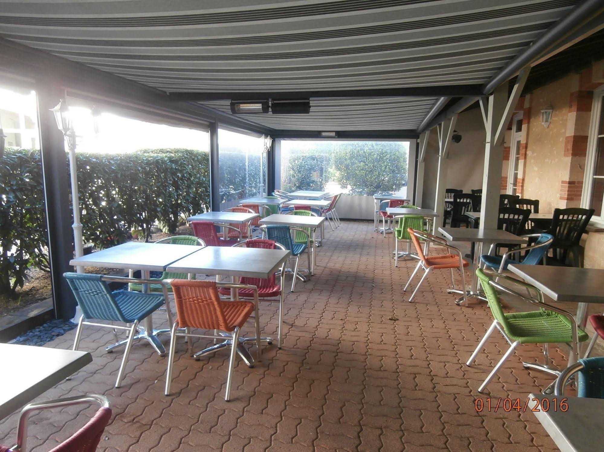 Cit'Hotel Le Commerce Saujon Bagian luar foto